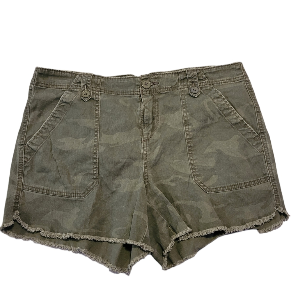Supplies by Unionbay Green Camo Distressed Shorts Size 14